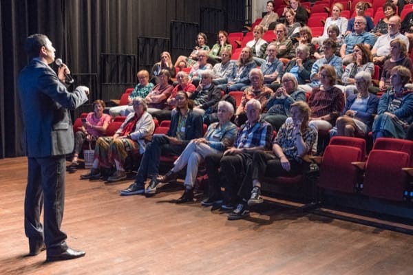 Acteur Mimoun Oaïssa hield bij de afsluiter van de dag iedereen een spiegel voor over het gebruik van lichaamstaal (foto: Birgit Schuch)